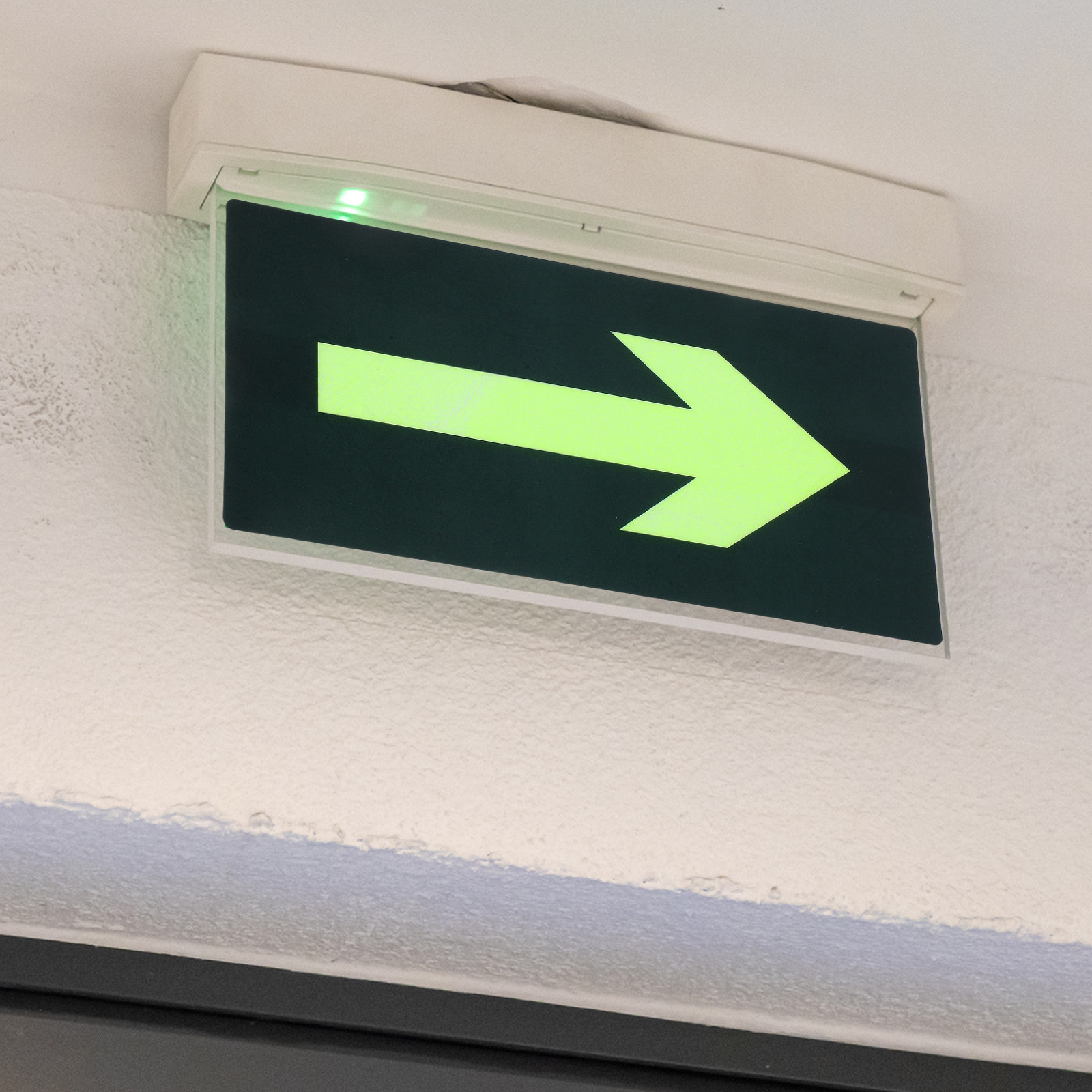 Emergency Exit Sign - 8 Stück leuchtende, wasserdichte Ausgangs-Richtungs-Aufkleber, die